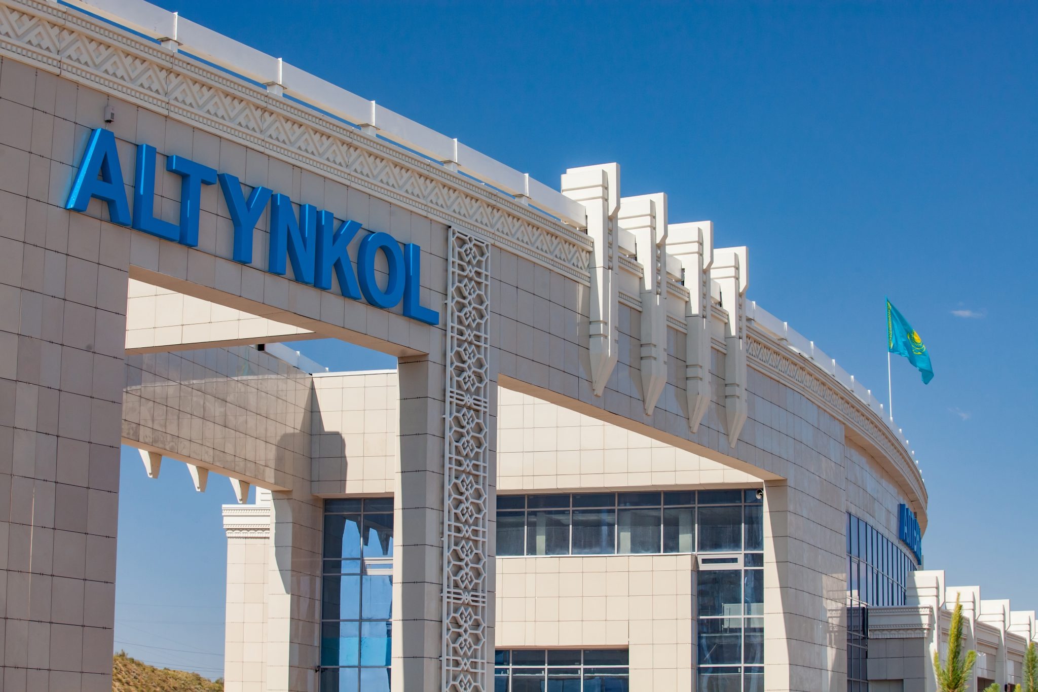 Kazakistan’ın Altynkol–Khorgos demiryolu sınır hattında yaptığı yatırımlarla Asia–Europe rail routes üzerindeki kapasiteyi artırmasını, tıkanıklıkları azaltmasını ve transit performansı güçlendirmesini ele alan detaylı sektör özeti