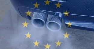 Avrupa Birliği'nin 2035’e kadar yeni benzinli ve dizel araç satışını yasaklama kararından vazgeçerek otomobil üreticilerine %90 egzoz emisyonu azaltımı yükümlülüğü getirmesini ve bu kararın otomotiv sektörü ile iklim politikalarına etkilerini ele alan detaylı sektör özeti