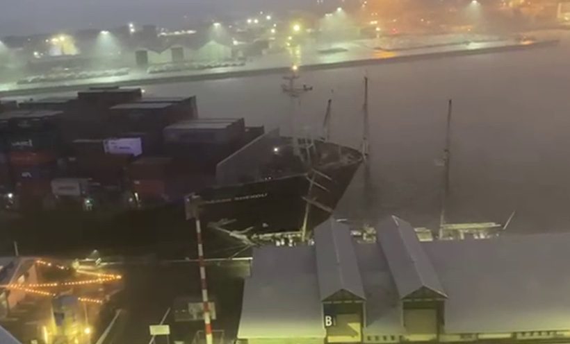 Maersk Shekou’nun Fremantle Limanı’nda Leeuwin II’ye çarpmasına yol açan iletişim kopuklukları, pilot hataları, dikkat dağınıklığı ve prosedür ihlallerinin detaylı analizi.