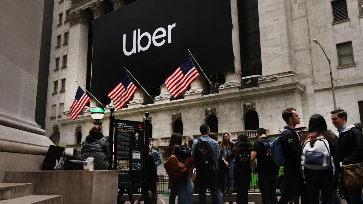 Uber Freight, Better Trucks’a azınlık hissedar olarak yatırım yaparak iki şirketin karşılıklı teslimat hacmi paylaşımı, ortak teknoloji kullanımı ve ABD’nin %85’ine kadar ulaşan son mil kapsaması hedeflerini destekleyen genişletilmiş bir ortaklık kurdu.