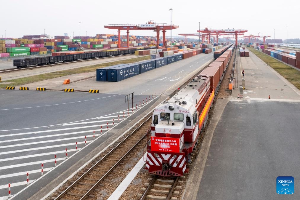 Şanghay’ın 2025 yılında deniz–demiryolu multimodal taşımada 1 milyon TEU barajını aşması, Luchaogang İstasyonu’nun kapasite artışları, operasyonel iyileştirmeler ve Çin’in intermodal stratejisinin bölgesel etkileri üzerine detaylı özet