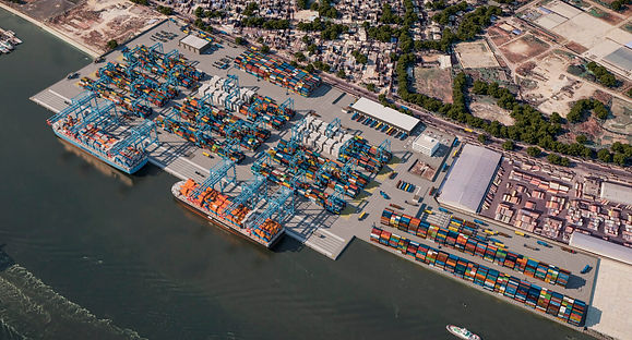 Bangladeş, Chattogram’daki Laldia Container Terminali için APM Terminals ve QNS Container Services ile 550 milyon dolarlık PPP anlaşması imzalayarak ülkenin yıllık kapasitesini 800.000 TEU artıracak, 6.000 TEU gemileri ağırlayacak ve 2030’da faaliyete geçecek düşük emisyonlu derin su terminalinin yolunu açtı.