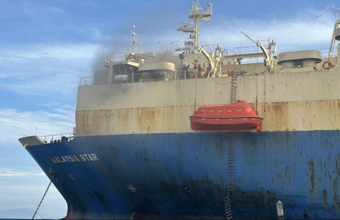 Malacca Boğazı'nda Yangın Sonrası Malaysia Star Limanda