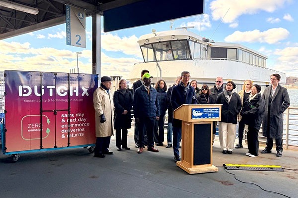 New York City’nin Blue Highways programı kapsamında Manhattan–Brooklyn arasında başlattığı su yolu bazlı freight pilotu, kamyon trafiğini azaltma hedefi, elektrikli cargo bike entegrasyonu ve kentsel lojistikte dayanıklılık arayışının detaylı özeti