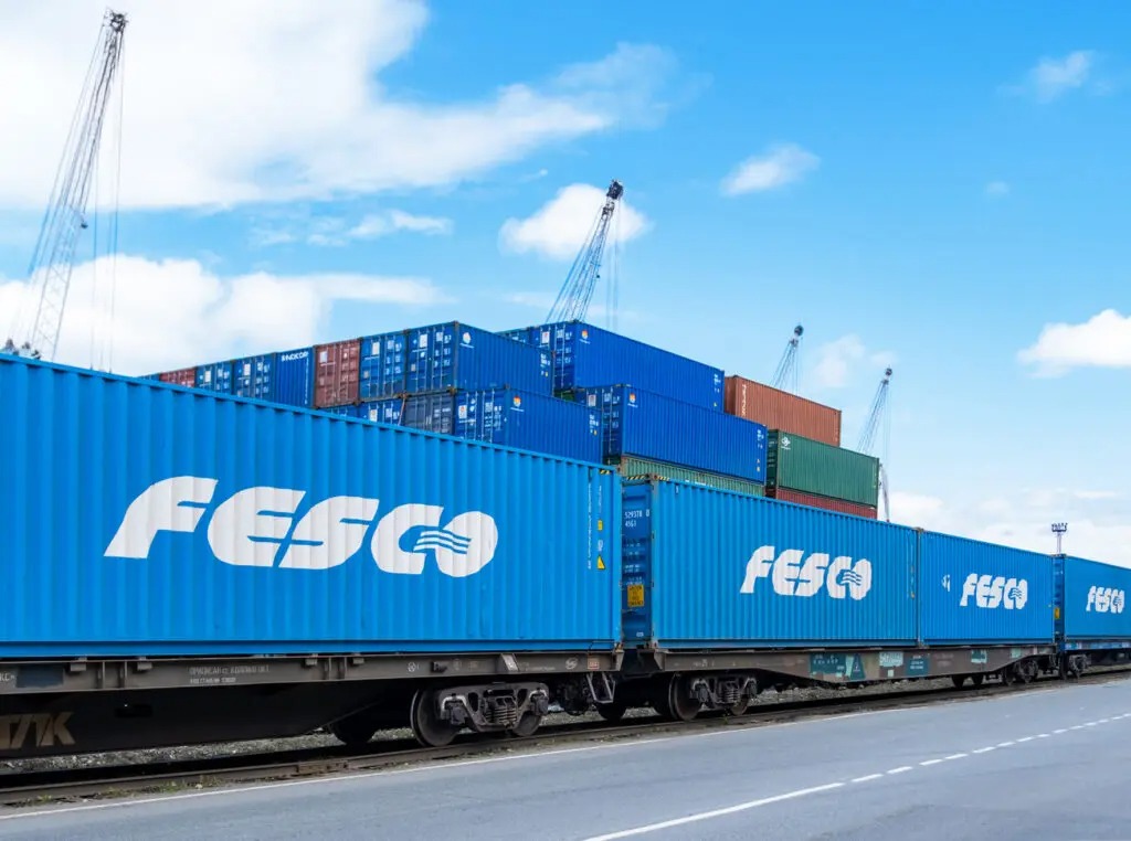 FESCO’nun Omsk’tan Çin’e gönderdiği ilk 40’ flexitank blok treni, 62 konteynerlik rapiska yağı yükü, Kazakistan transit rotası ve şirketin yeni flexitank modeli hakkında detaylı haber özeti