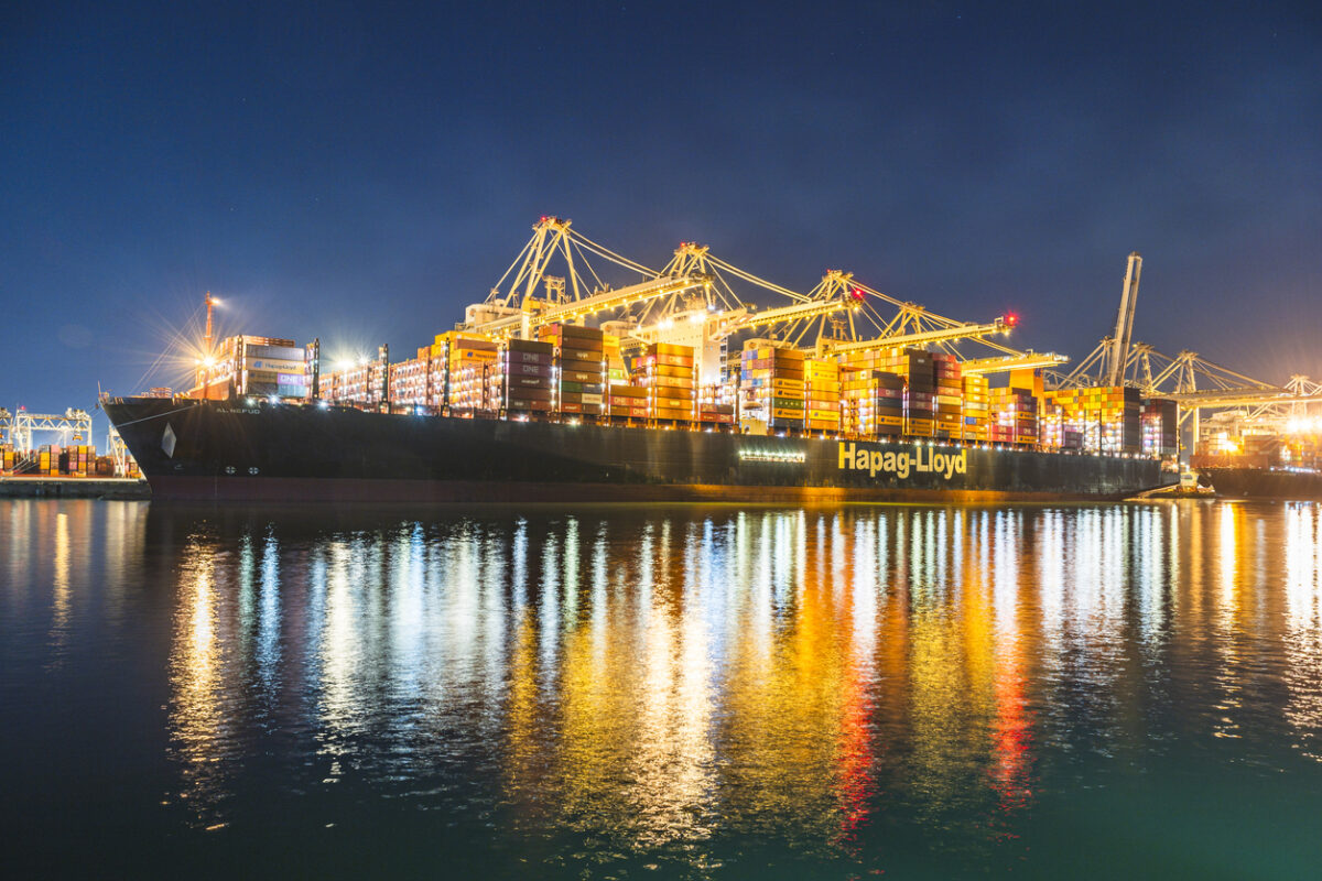 Hapag-Lloyd’un CIMC Raffles’a verdiği sekiz adet 4.500 TEU’luk metanol yakıtlı yeni gemi siparişi, 500 milyon doları aşan yatırım, Strategy 2030 kapsamındaki filo yenileme ve karbon azaltım hedeflerinin detaylı özeti