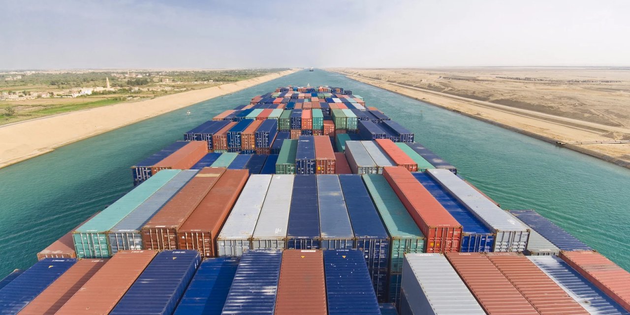 Suez Canal Authority (SCA), Anchorage Investments ile Ain Sokhna bölgesinde 2 milyar dolarlık petrokimya kompleksi kurulması için stratejik ortaklık anlaşması imzaladı. Proje, Mısır’ın döviz gelirlerini artırmayı ve 2.500’den fazla istihdam yaratmayı hedefliyor.