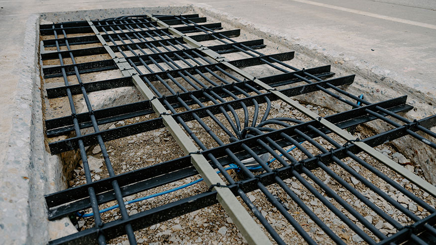 Purdue University araştırmacılarının Indiana’da gerçekleştirdiği testte, asfalt altına yerleştirilen bobinlerle ağır vasıta elektrikli kamyonların seyir hâlindeyken kablosuz olarak şarj edilmesi ve bu teknolojinin uzun mesafe taşımacılığına etkilerinin detaylı özeti