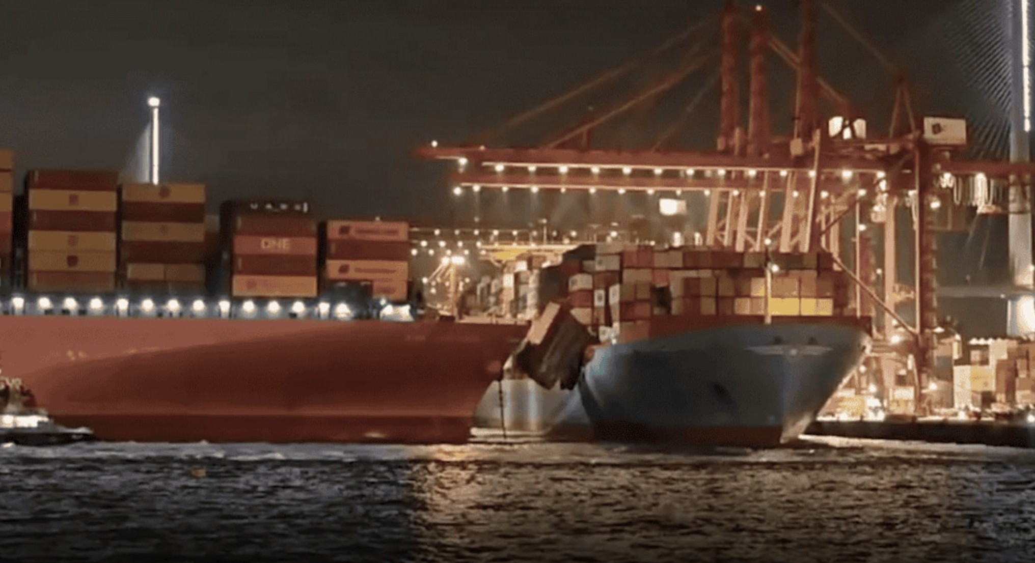 Konteyner Gemileri Hong Kong'da Çarpıştı