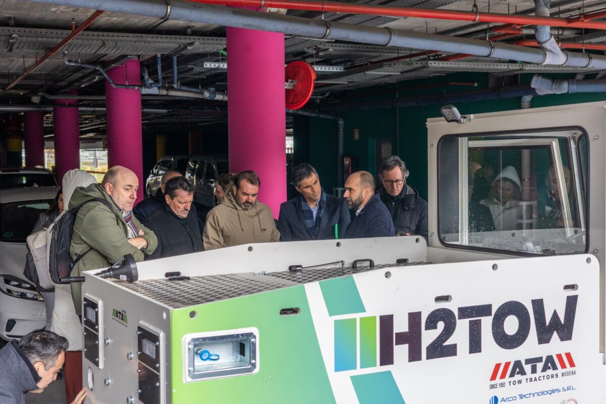 Bilbao Limanı’nda hidrojen yakıt hücresi ve lityum-iyon batarya kombinasyonuyla çalışan H2TowTractor'un sıfır emisyonlu liman operasyonlarında test edilmesi.