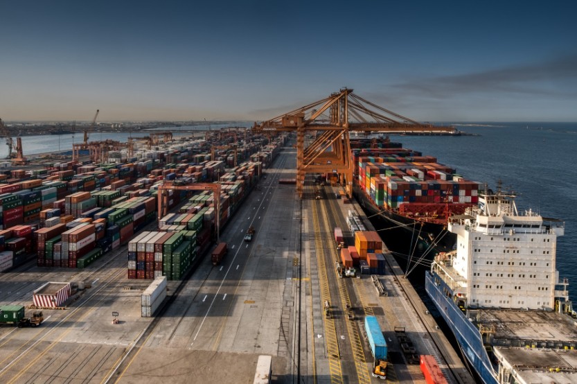 Suudi Arabistan, Kızıldeniz’deki jeopolitik riskler ve küresel tedarik zinciri kesintileri nedeniyle yatırım odağını emlak megaproje projelerinden denizcilik ve lojistik altyapısına kaydırıyor. Krallık, Vision 2030 hedefleri kapsamında liman, lojistik merkez ve deniz taşımacılığı yatırımlarına öncelik veriyor.