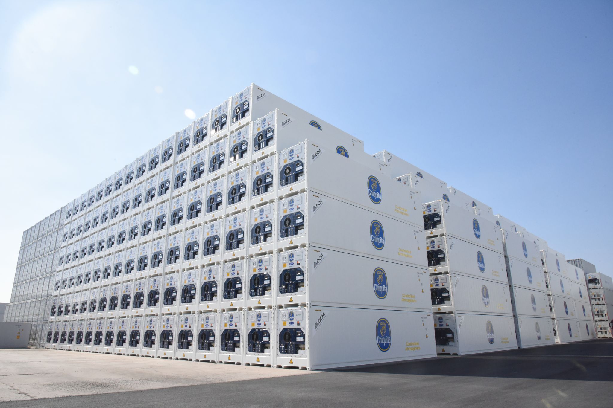 Dutch Container Merchants (DCM), dünyanın en büyük muz üreticisi Chiquita ile 1.000 adet 40HC Reefer konteyner tedarik sözleşmesi imzaladı. Yeni konteynerler, Carrier Transicold OptimaLine soğutma sistemi ve Controlled Atmosphere (CA) teknolojisiyle donatılarak enerji verimliliğini artıracak.