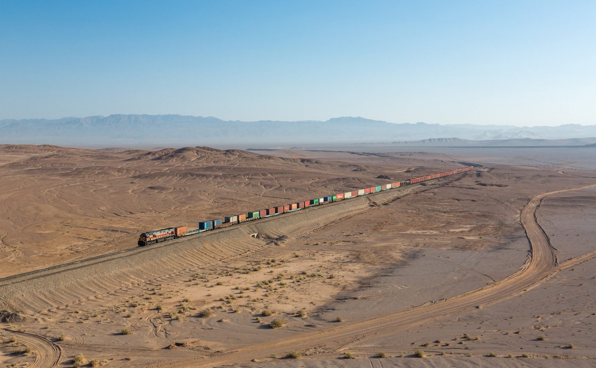İran’ın Türkiye sınırında 1,6 milyar dolarlık yeni demir yolu ile Orta Koridoru dengelemeye çalışması, Türkiye’nin KIAD hattı ile koordinasyonu ve Çin–Avrupa lojistiğinde ortaya çıkan yeni jeopolitik rotanın detayları