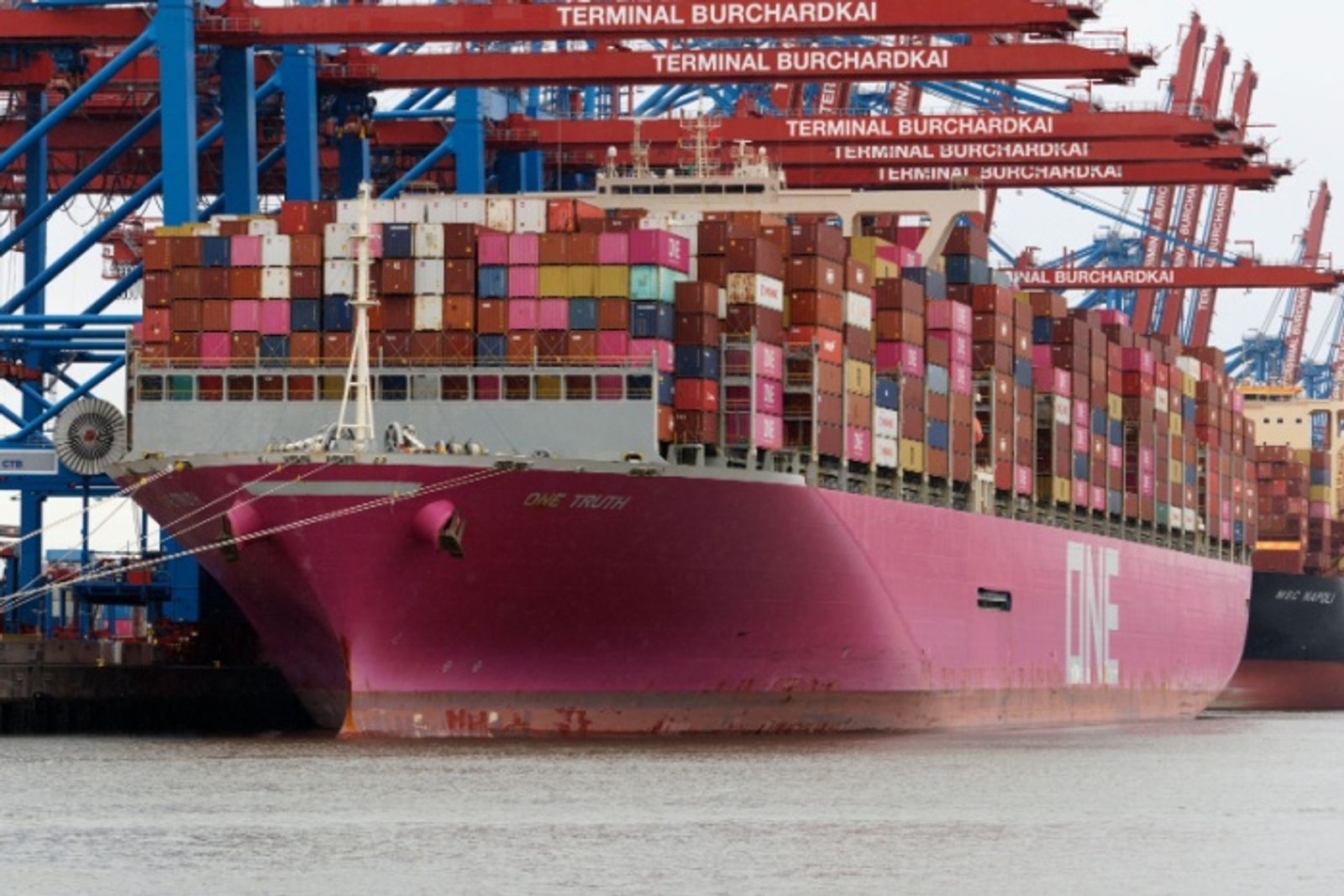 Europe's largest ports—Rotterdam, Antwerp, and Hamburg—are experiencing operational congestion due to "buffer capacity shortage" in the face of rising volumes and seasonal variations; terminals and hinterland networks struggle to clear bottlenecks.