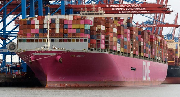 Avrupa’nın en büyük limanları Rotterdam, Antwerp ve Hamburg, artan hacimler ve değişen sezon etkileri karşısında “tampon kapasite eksikliği” nedeniyle operasyonel sıkışıklık yaşıyor; terminaller ve iç taşımacılık ağları, tıkanıklıkları eritmekte zorlanıyor.