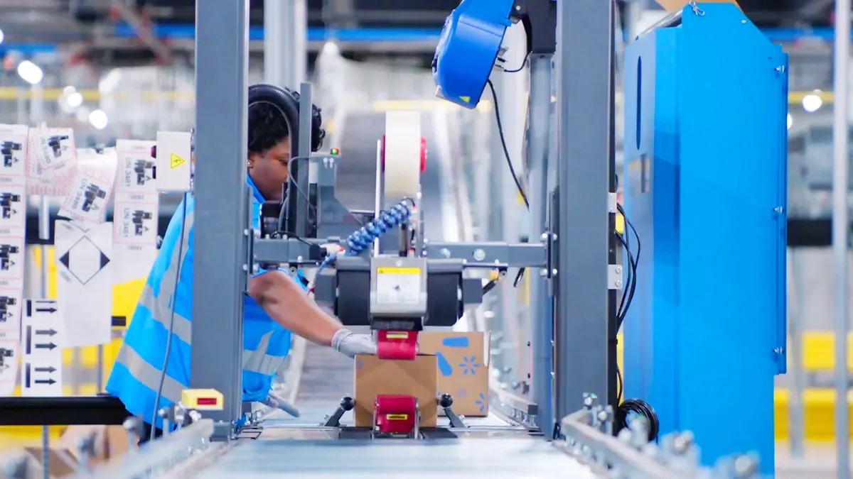 Walmart, Wiliot ambient IoT sensörleri ile palet bazlı stok takibini otomatikleştirerek gerçek zamanlı envanter doğruluğu, soğuk zincir uyumu ve AI destekli karar alma süreçlerini güçlendiriyor. 2026’da 4.600 mağaza ve 40+ DC kapsama alınacak.