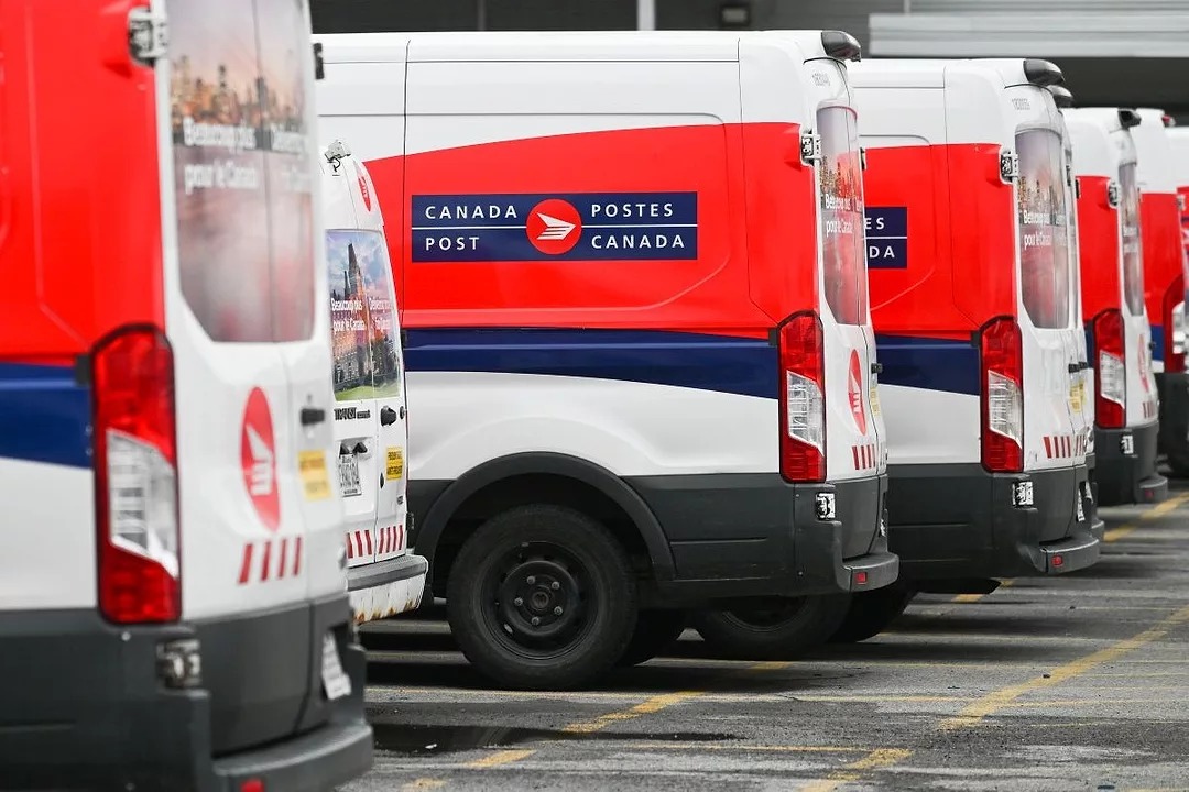 Canada Post ile sendika arasında prensip anlaşmasına varılması sonucu grevlerin askıya alınması ve ülke genelinde teslimatların normale dönme beklentisini özetleyen detaylı açıklama.