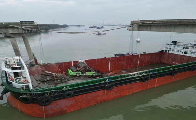 Çin'de Köprüye Çarpan Konteyner Gemisi Faciası: İki Ölü, Üç Kayıp