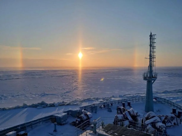 Kuzey Deniz Rotası (Northern Sea Route) üzerinden Çin’den Avrupa’ya yapılan ilk konteyner taşımacılığı seferi başarıyla tamamlandı. Gemi, 23 Eylül’de Çin’den yola çıkarak yalnızca 20 günde İngiltere’nin Felixstowe Limanı’na ulaştı ve yaklaşık 25 bin ton yük teslim etti.