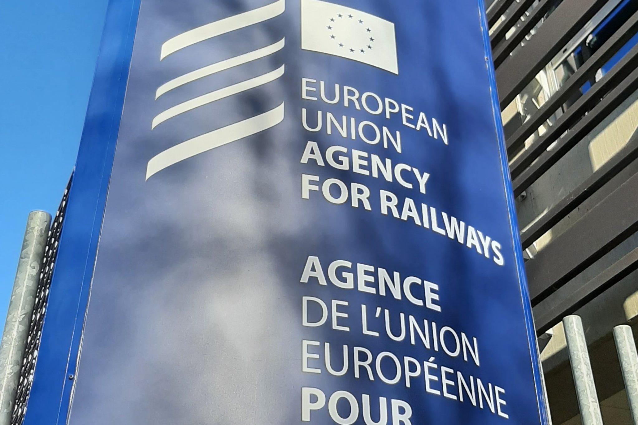 Avrupa Komisyonu, ERA’nın AB demiryolu güvenliği ve uyumlaştırma rolünü önemli buldu, ancak tek pazar entegrasyonu ve tam interoperabilite konularında kurumun hâlen beklenen etki seviyesine ulaşmadığını belirtti.