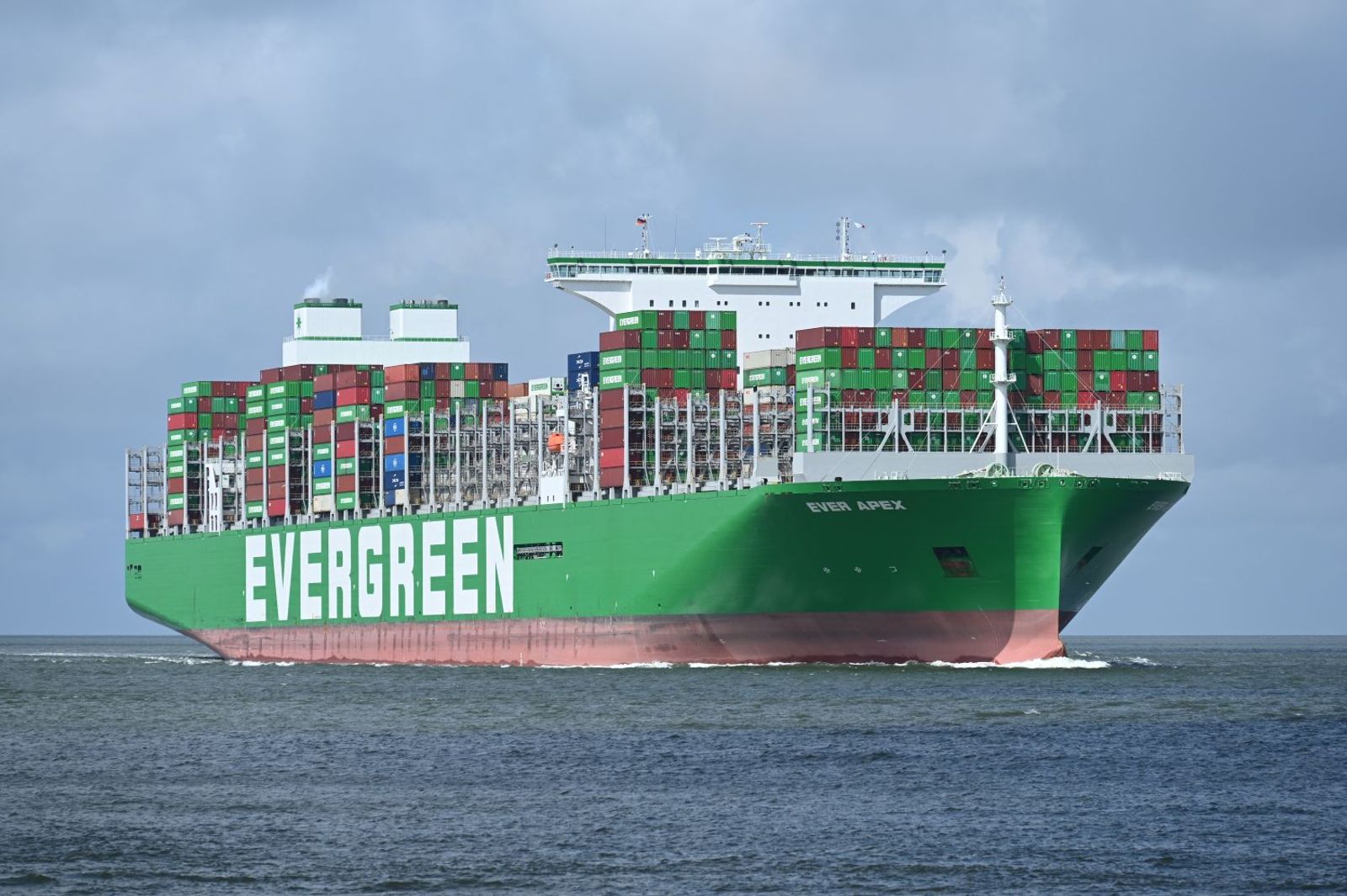 Evergreen Marine, Güney Kore ve Çin tersanelerine toplam 14 adet 14.000 TEU LNG yakıtlı gemi sipariş ederek filoya yaklaşık 3 milyar dolarlık ek kapasite kazandırıyor; siparişlerle Evergreen’in toplam filo kapasitesi 2,747,549 TEU seviyesine ulaşıyor.
