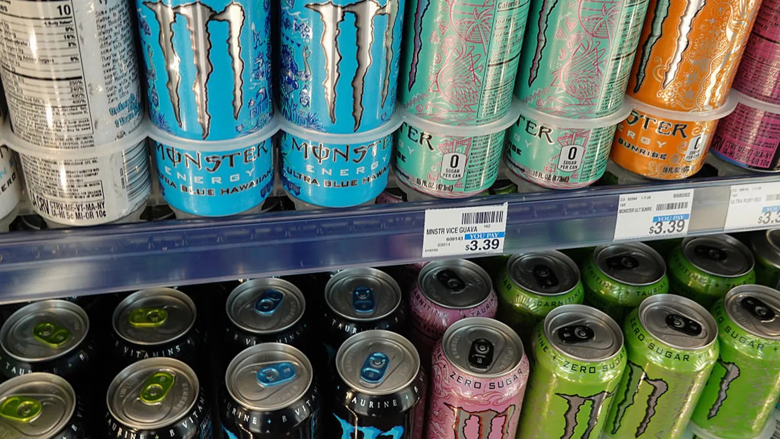 Monster Beverage, ithal alüminyum üzerindeki Section 232 tarifelerinin artırdığı Midwest aluminum premium nedeniyle kutu maliyetlerinin yükseldiğini açıkladı; şirket etkileri “mütevazı” düzeyde tutmak için mitigasyon stratejileri uyguluyor.