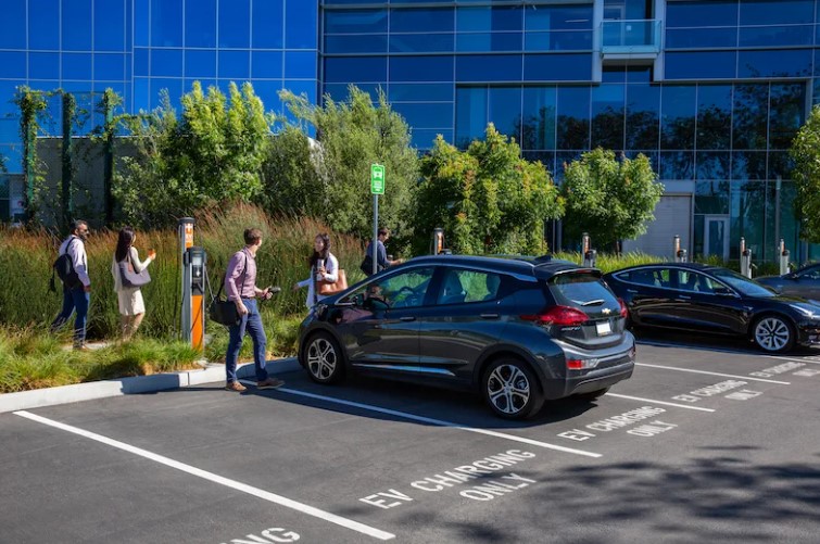 Çalışanları Cezbeden Modern İmkan: İş Yerlerinde EV Şarj İstasyonları
