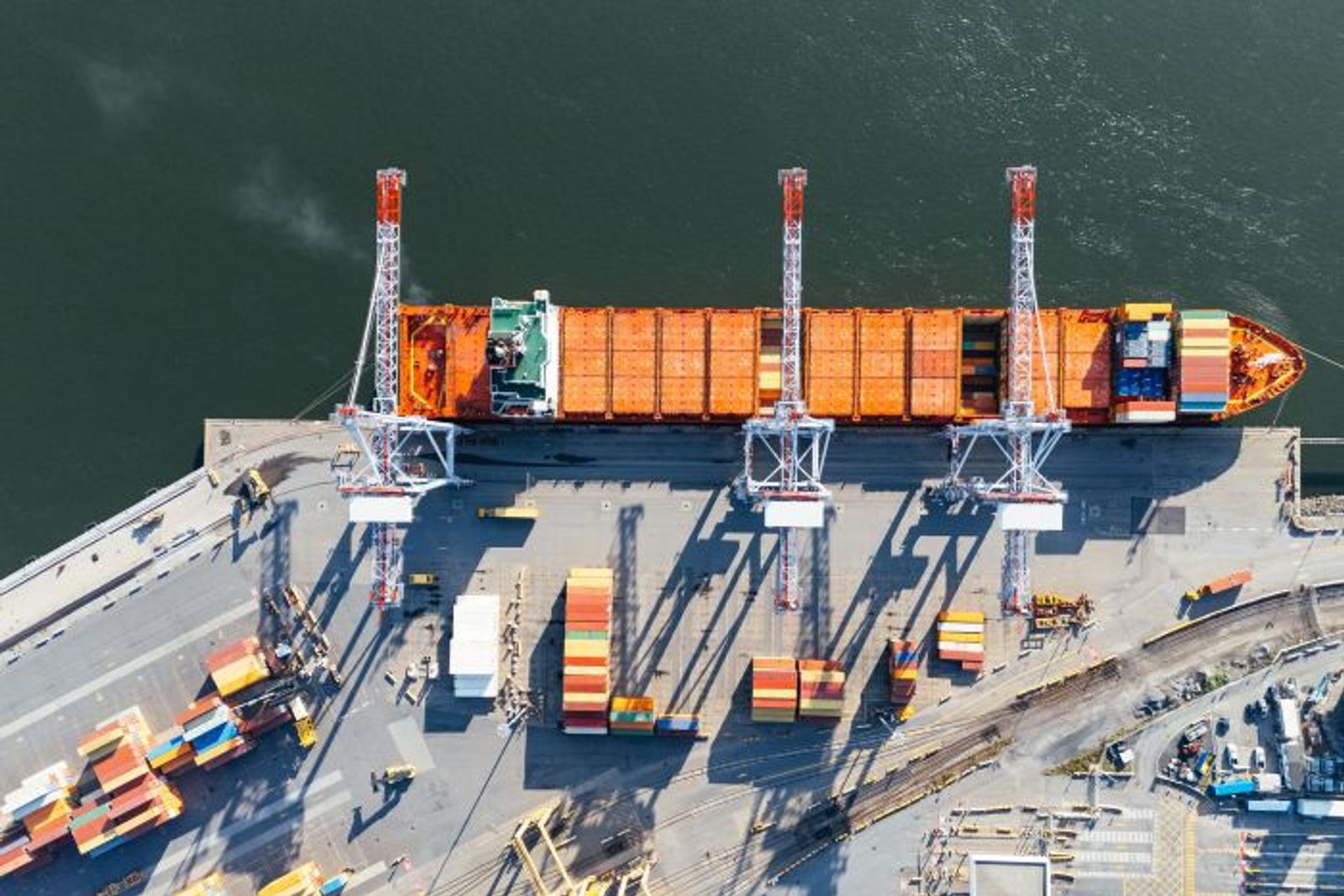 Kanada’nın Corridors Fund programı kapsamında Great Lakes ve St. Lawrence koridorunda inland port yetkilendirmeleri, CBSA genişlemesi, gümrük modernizasyonu ve ABD kaynaklı ticari belirsizliklere karşı tedarik zinciri koruma adımlarını açıklayan detaylı haber özeti