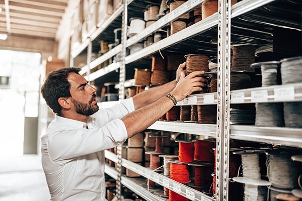 Supplier.io’nun 2025 State of Supplier Diversity Report’una göre şirketlerin artan tarifeler, jeopolitik riskler ve tedarik zinciri kırılganlığı nedeniyle küçük ve yerel tedarikçileri stratejik kaynak olarak konumlandırmasına dair kapsamlı özet