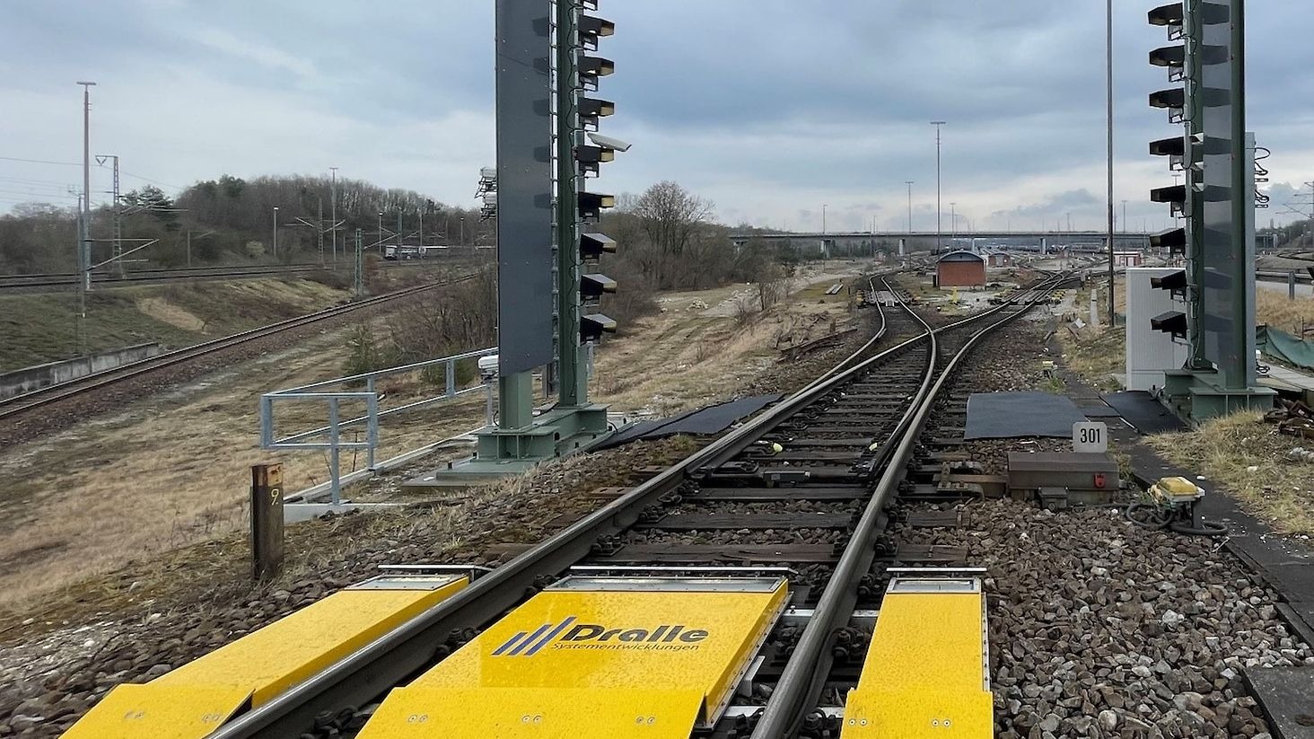 DB Cargo’nun Münih Kuzey manevra sahasında devreye aldığı, vagon altı görüntüleme, ses analizi ve yapay zekâ entegrasyonuna dayalı otomatik denetim pilotunun teknik yapısı, hedefleri ve “Akıllı Yük Vagonu” vizyonundaki rolünün detaylı özeti