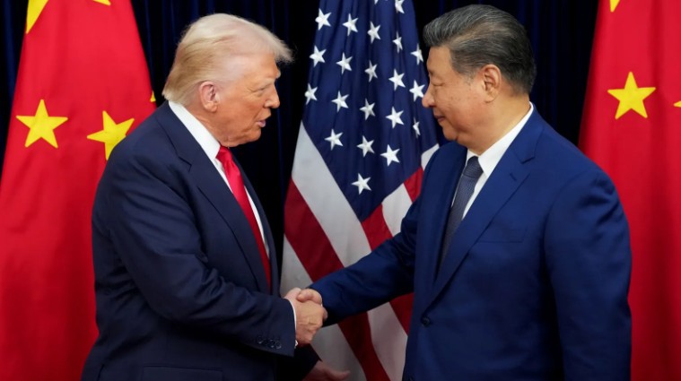 ABD Başkanı Donald Trump ve Çin Devlet Başkanı Xi Jinping, Güney Kore’nin Busan kentinde düzenlenen görüşmede ticaret savaşına ilişkin ateşkes anlaşmasına vardı. Anlaşma; tarifelerin düşürülmesi, karşılıklı soruşturmaların durdurulması ve nadir toprak ihracat kontrollerinin askıya alınmasını kapsıyor.