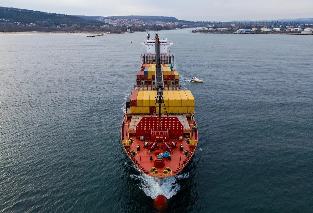 Ukrayna’nın Rusya bağlantılı gemilere yönelik saldırıları sonrası Karadeniz’de war-risk sigorta primlerinin 3 kattan fazla artması, shadow fleet etkileri, bölgesel güvenlik riski ve tedarik zinciri sonuçlarının detaylı özeti