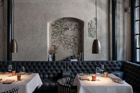 Tische und Sitzbänke