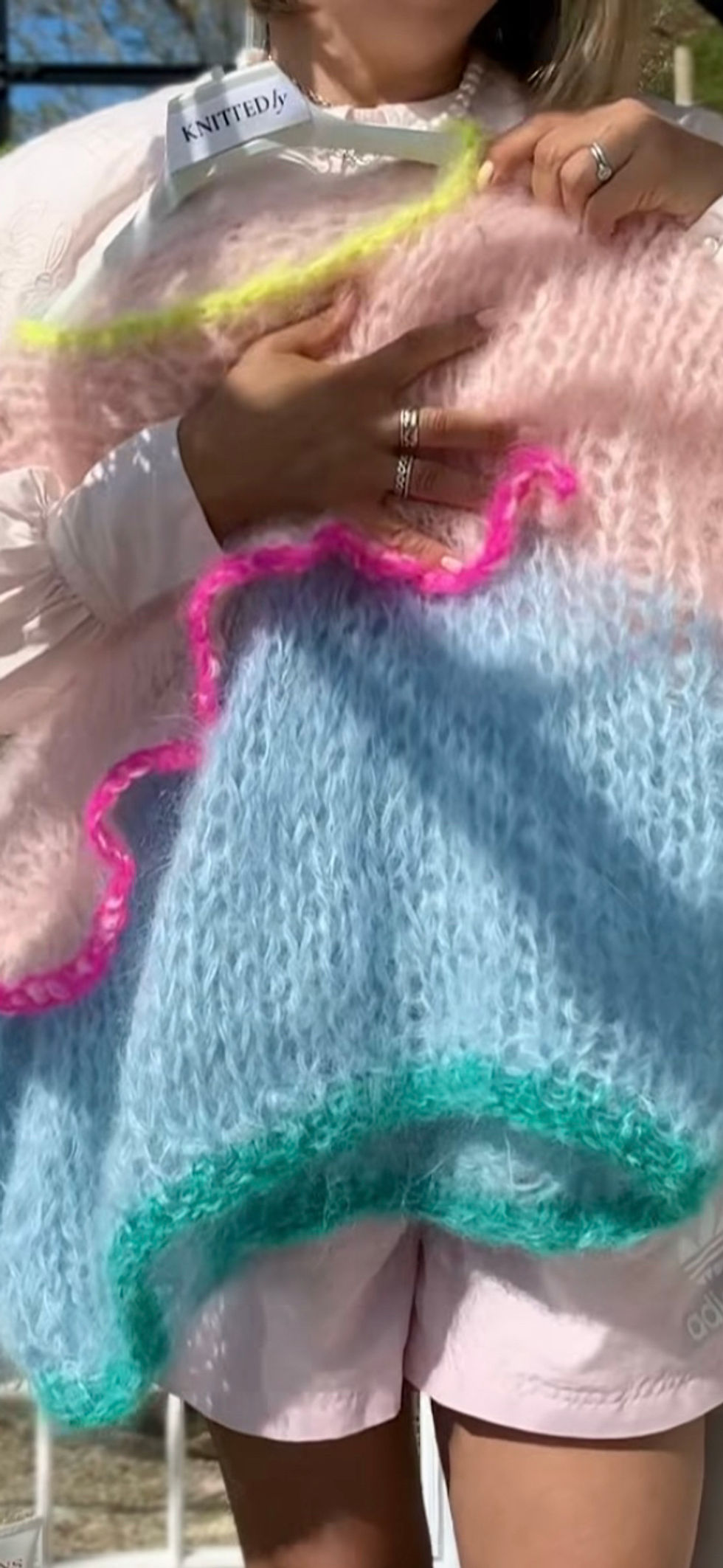 Thumbnail: Afterglow Maglione in mohair con volant – modello di maglia in italiano