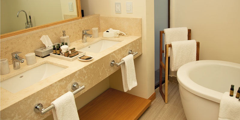 Grand Matlali bathroom with spa tub