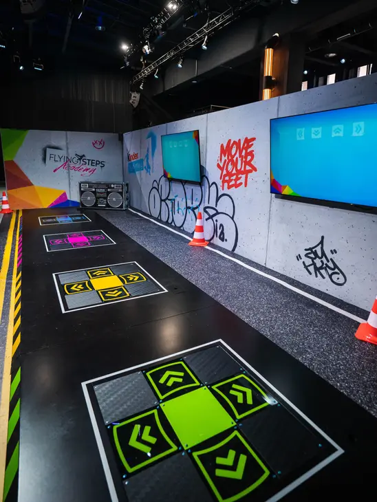 Fuß-Station des Tanzparcours, wo die Kinder mit ihren Füßen die Choreografie tanzen.