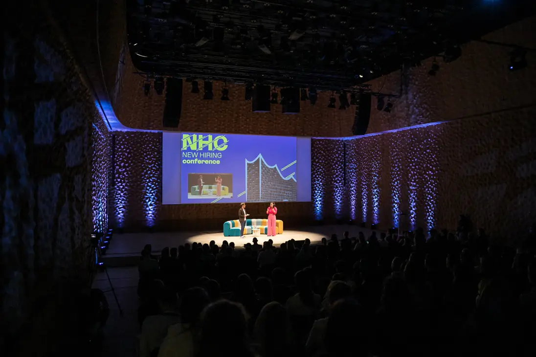 B2B Konferenz, 2 Speaker stehen auf der Bühne in der Elbphilharmonie