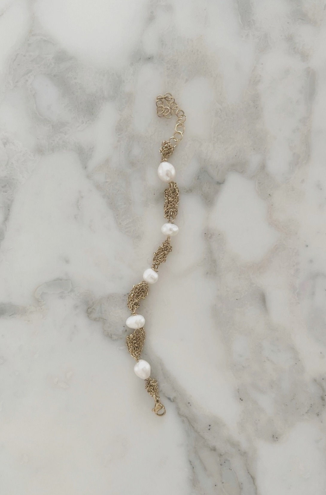 Armband met zoetwaterparels en meerdere kettinkjes