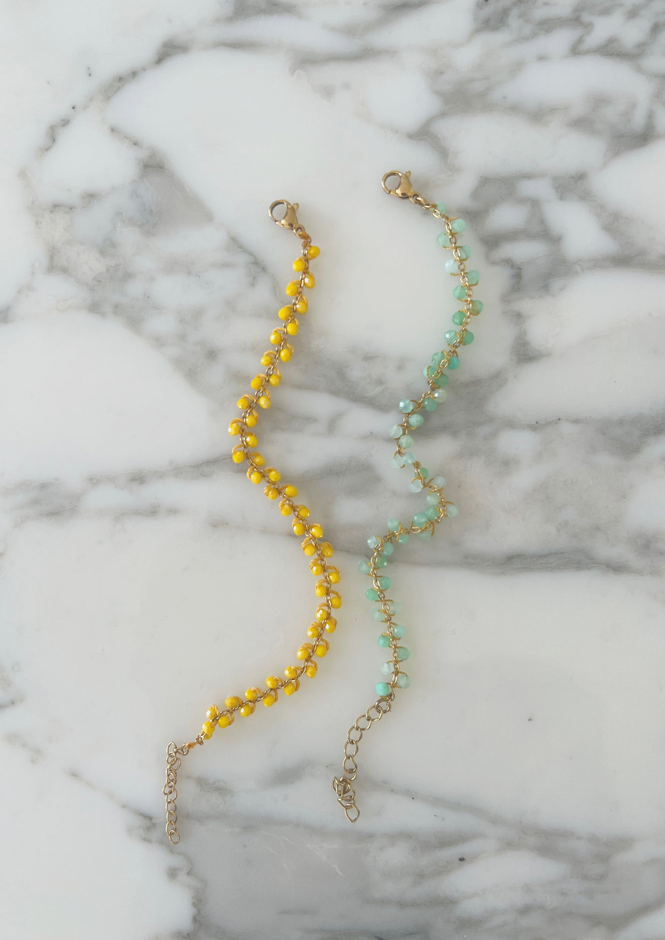 Armbandje met glazen kraaltjes door kettingdraad geweven