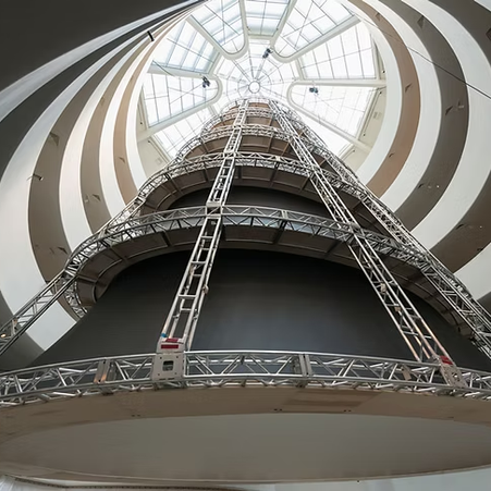 Instalação de luz Aten Reign (2013), de James Turrell, vista da base da rotunda do Guggenheim Museum, estrutura circular em espiral que transforma a arquitetura em experiência corporal de luz, tempo e percepção.