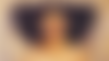 Pintura “A Boba”, de Anita Malfatti, retrato feminino frontal com cabelos escuros volumosos, rosto estilizado, maquiagem marcada e fundo texturizado, obra símbolo do modernismo brasileiro.