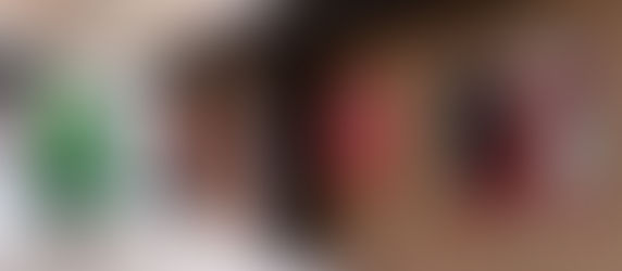 Galeria contemporânea com corredor amplo e pinturas abstratas coloridas expostas em sequência nas paredes.