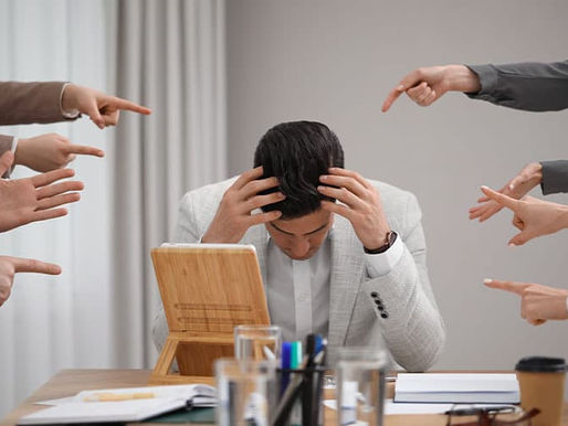 Mobbing, bossing, straining: cosa sono e in cosa si differenziano le vessazioni sul posto di lavoro
