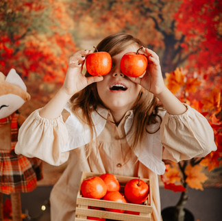 jesienna sesja zdjęciowa przedszkole  zdjęcia dzieci w liściach  jesień w przedszkolu  kolorowa sesja jesienna w przedszkolu  jesienne zdjęcia dzieci Warszawa  plenerowa sesja jesienna dla przedszkola  dziecięca sesja jesienna w Warszawie  przedszkolaki jesienią  dynie i liście w tle zdjęć  jesienny klimat w fotografii dziecięcej