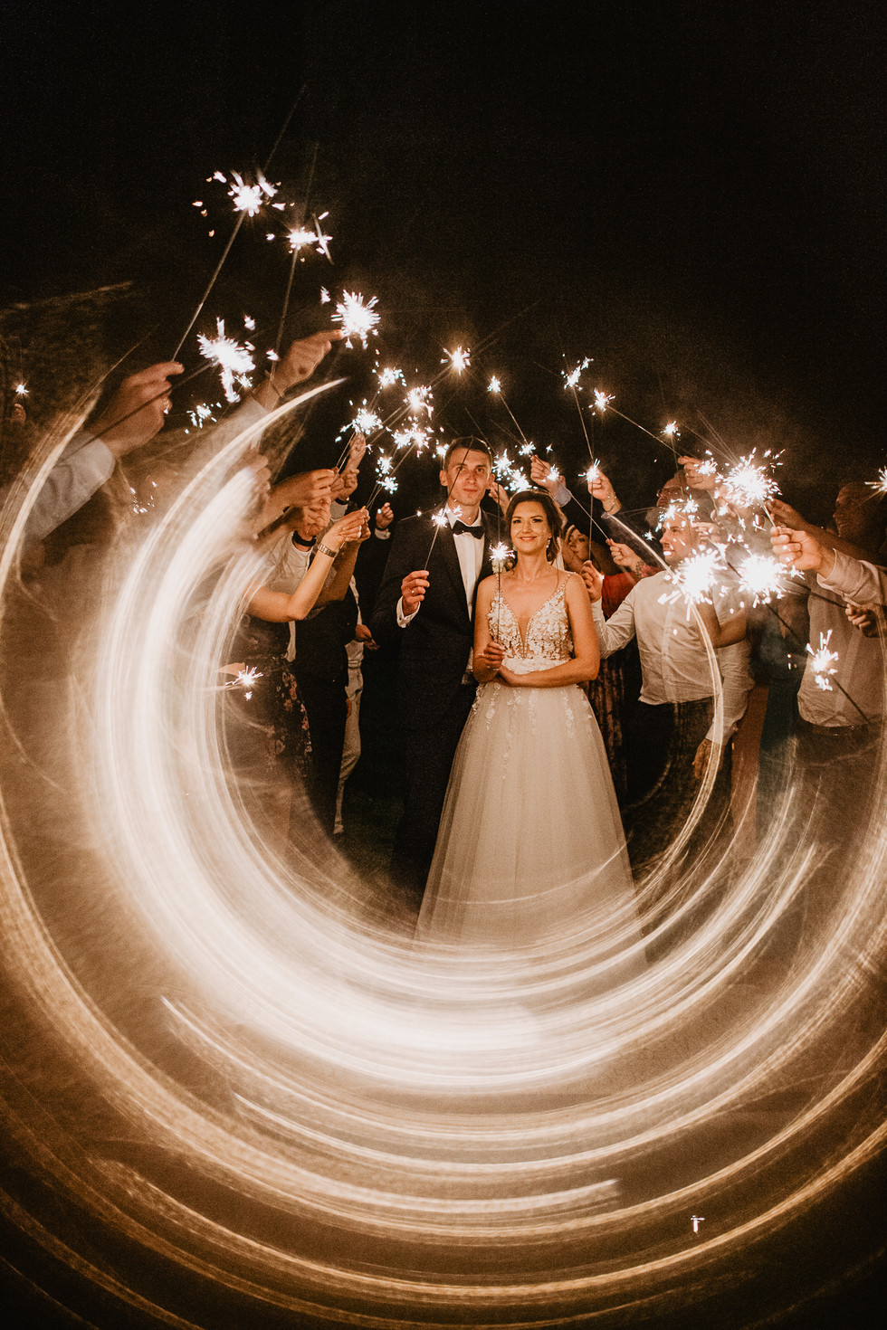 pierścionek zaręczynowy, obrączki, przygotowania Pana Młodego, ślub, wesele, Para Młoda, fotograf Warszawa, zdjęcia ślubne Warszawa, fotograf Mińsk Mazowiecki, wesele w hotelu,  piękne zdjęcia ślubne, ciężki dym, pierwszy taniec, wesele Łódź, zdjęcia z wesela, taniec w chmurach