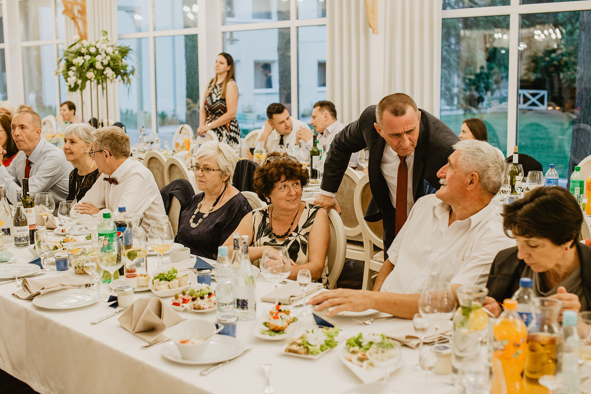 pierścionek zaręczynowy, obrączki, przygotowania Pana Młodego, ślub, wesele, Para Młoda, fotograf Warszawa, zdjęcia ślubne Warszawa, fotograf Mińsk Mazowiecki, wesele w hotelu,  piękne zdjęcia ślubne, ciężki dym, pierwszy taniec, wesele Łódź, zdjęcia z wesela, taniec w chmurach