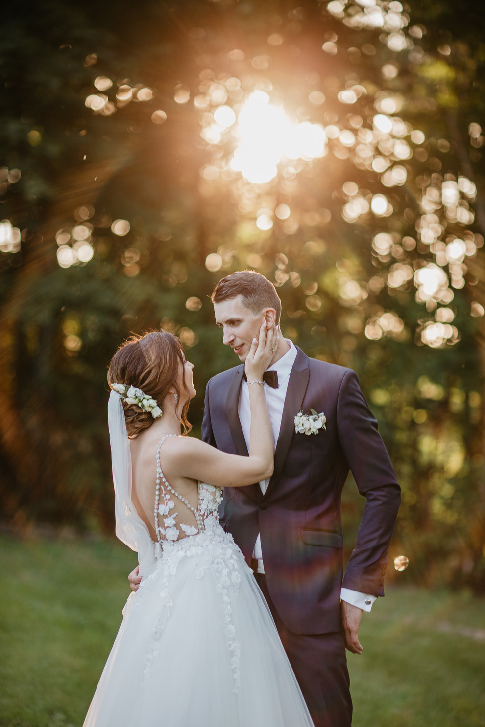 pierścionek zaręczynowy, obrączki, przygotowania Pana Młodego, ślub, wesele, Para Młoda, fotograf Warszawa, zdjęcia ślubne Warszawa, fotograf Mińsk Mazowiecki, wesele w hotelu,  piękne zdjęcia ślubne, ciężki dym, pierwszy taniec, wesele Łódź, zdjęcia z wesela, taniec w chmurach