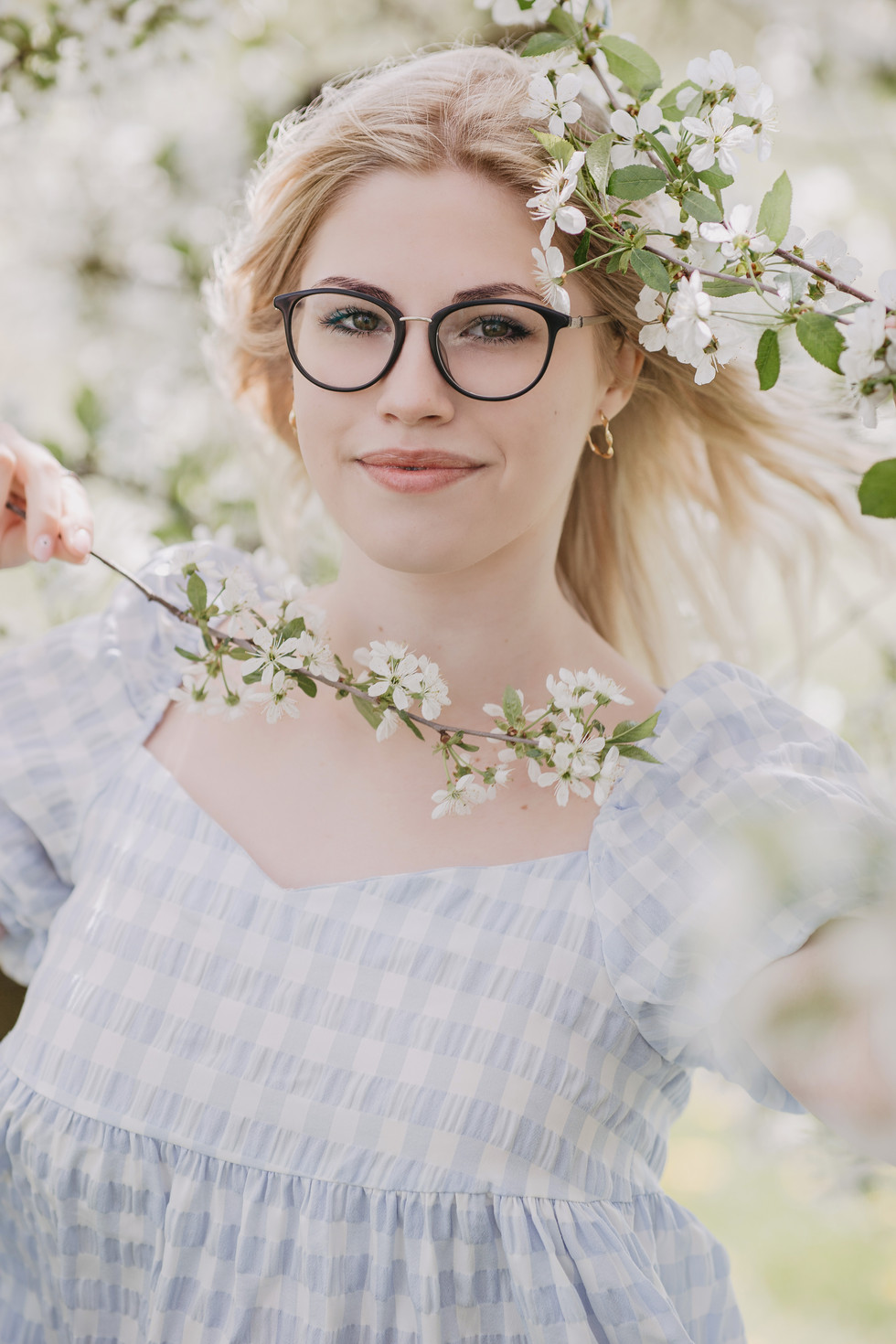 sesja w sadzie, fotograf Mińsk Mazowiecki, zdjęcia w sadzie, sesja w kwiatach, sesja wiosenna,