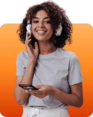 Mulher com fone de ouvido em um fundo laranja