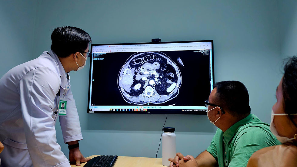 Dr. Nguyen shows us a CT scan of the stomach!